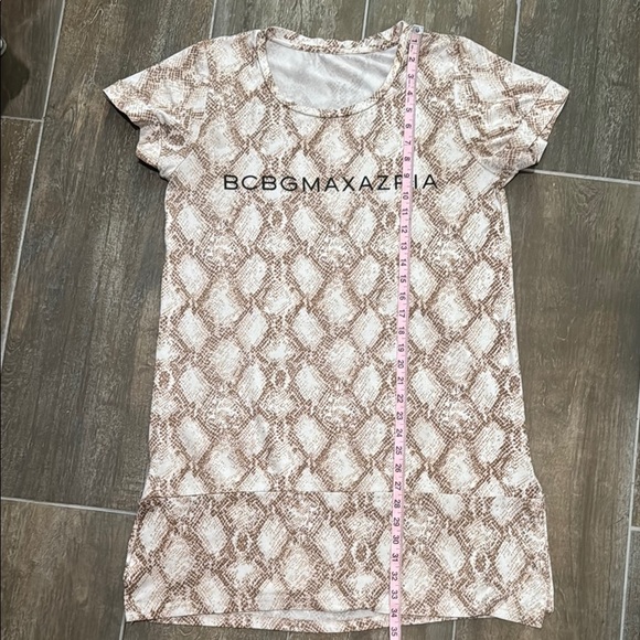 BCBGMaxAzria Beige Snake Print Short Sleeve sleep shirt - Picture 6 of 6
